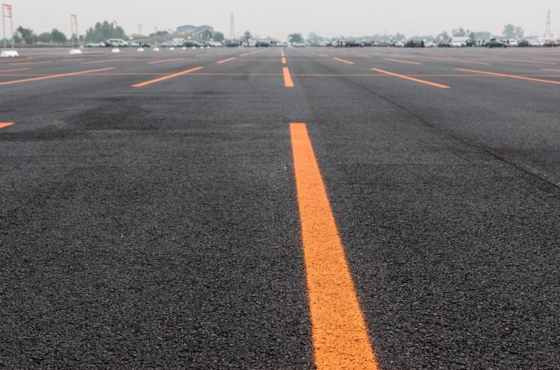 سفلتة مواقف سيارات في عنيزة